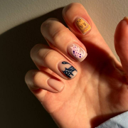 Маникюр с покрытием и дизайном