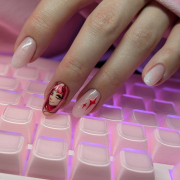 Маникюр с покрытием и дизайном