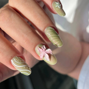 Маникюр с покрытием и дизайном